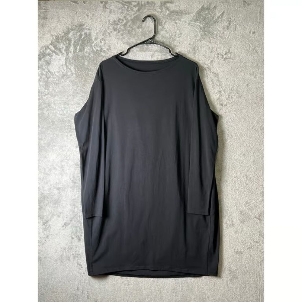 Minimalist Black Long Sleeve Shift Dress - Picture 3 of 3